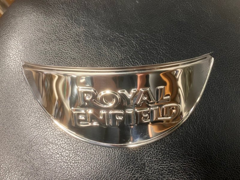 画像1: ロイヤルエンフィールド（ROYAL ENFIELD）ロゴ入りヘッドランプシェード、アイアンエンジン、UCEモデル用 (1)